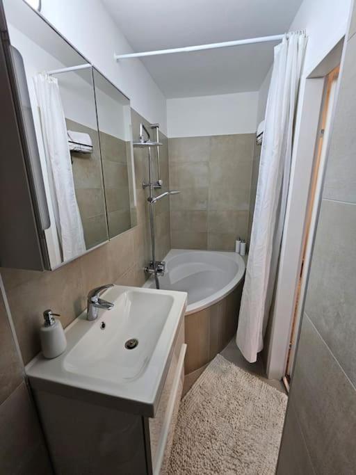 Affordable Suite In Vienna'S Hotpoint Екстериор снимка